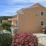 Triple 8223a Vendégház